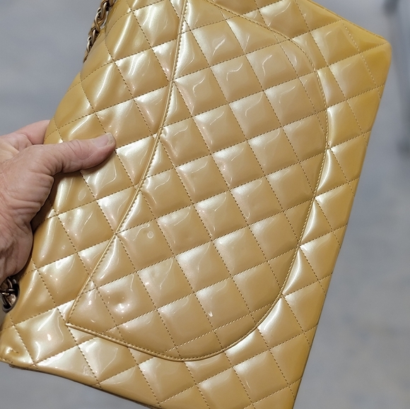 AuthenticCHANEL Jumbo XL single classic flap in a Creamy Gold patent leather ✨️ - Picture 9 of 17
